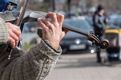 violin scam parking lot